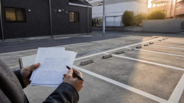 月極駐車場の初期費用を確認しながら比較するイメージ