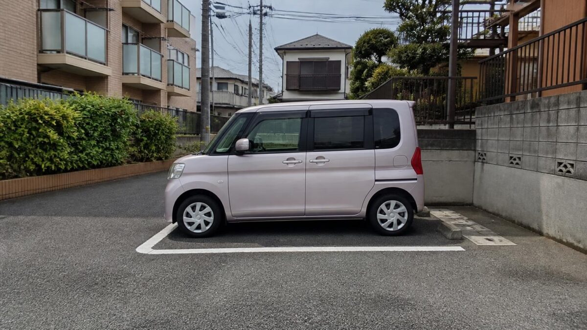 軽自動車が停まった月極駐車場の実写風イメージ