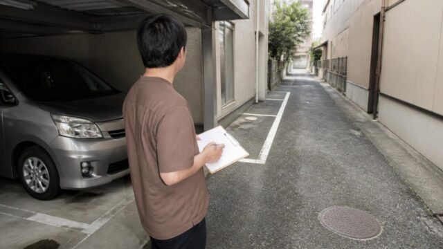 月極駐車場の契約前に区画や出入口を確認している様子