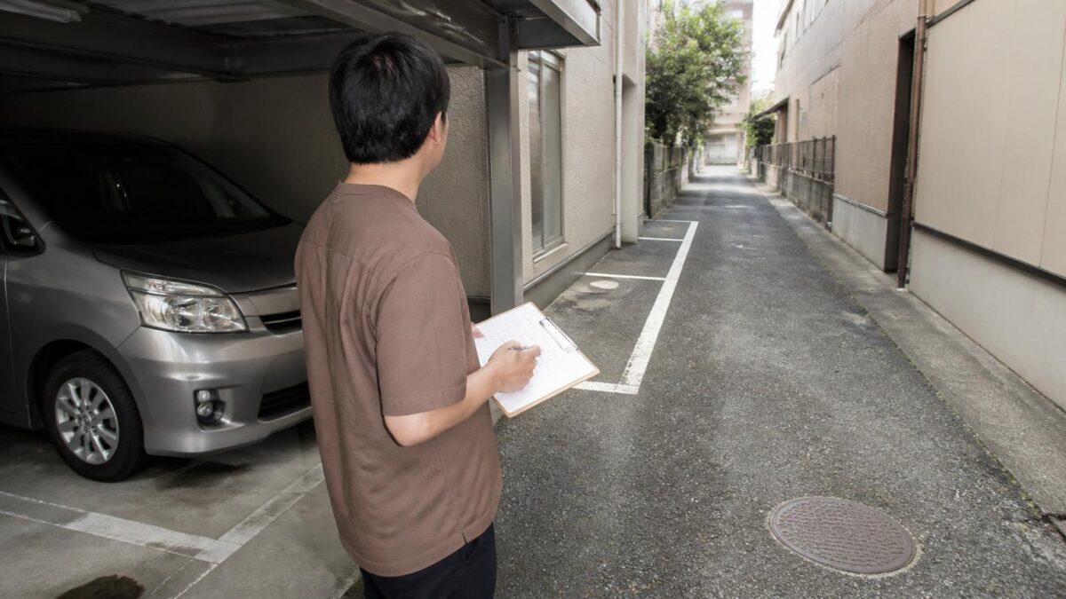月極駐車場の契約前に区画や出入口を確認している様子