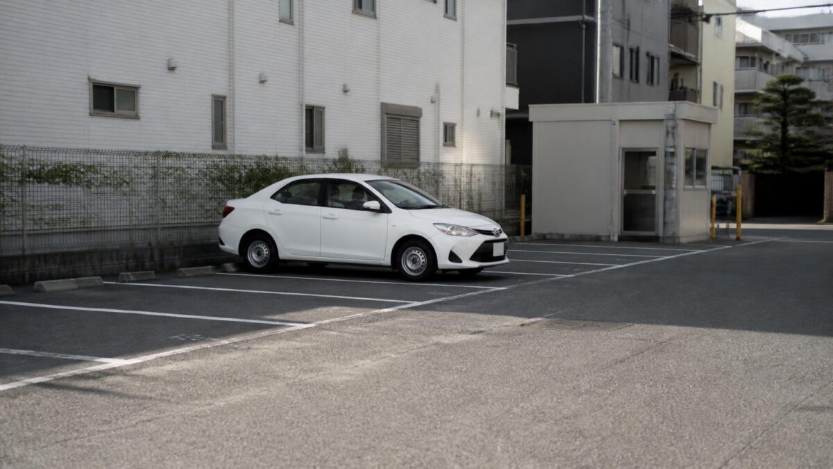 社用車向けの月極駐車場を探している様子のイメージ