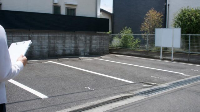 月極駐車場の区画番号を契約書と照らし合わせて確認するイメージ