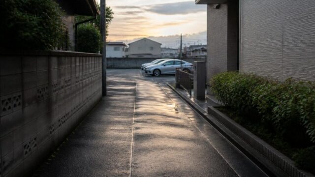 自宅から少し離れた月極駐車場へ向かう住宅街の風景