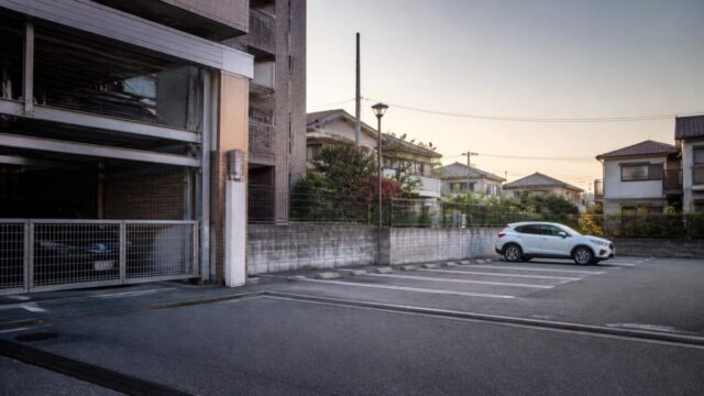 マンションの2台目駐車場を探す様子を表す駐車場の写真風イメージ