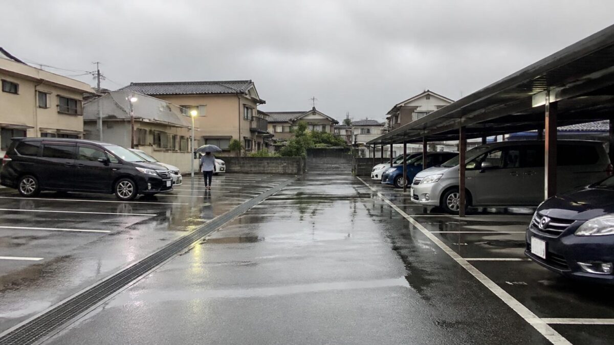 雨の日に使いやすさを確認できる月極駐車場の現地イメージ
